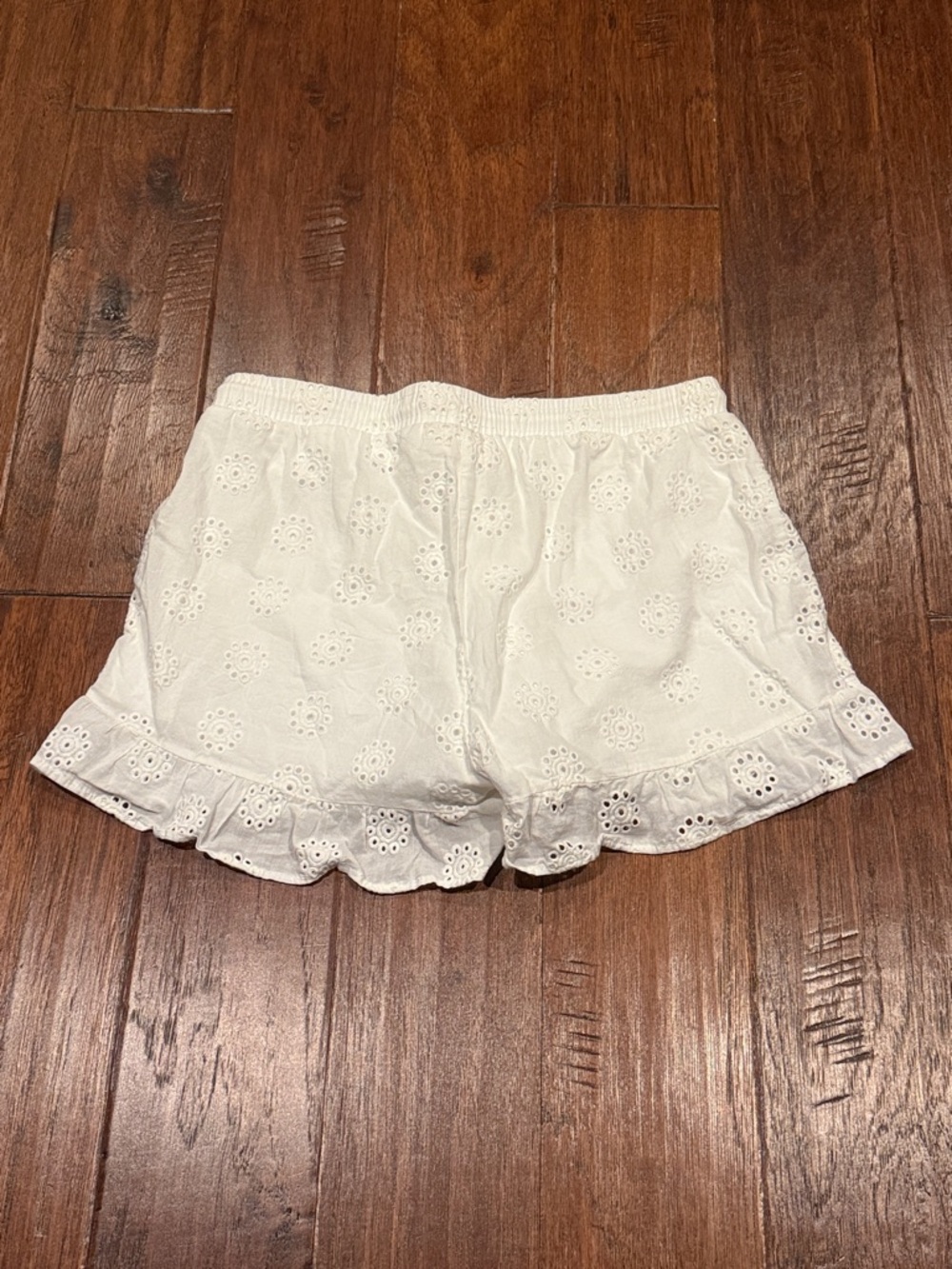 Never Worn! Medium URBAN Romantics White Eyelet Ruffle Shorts Lightweight - Picture 6 of 6